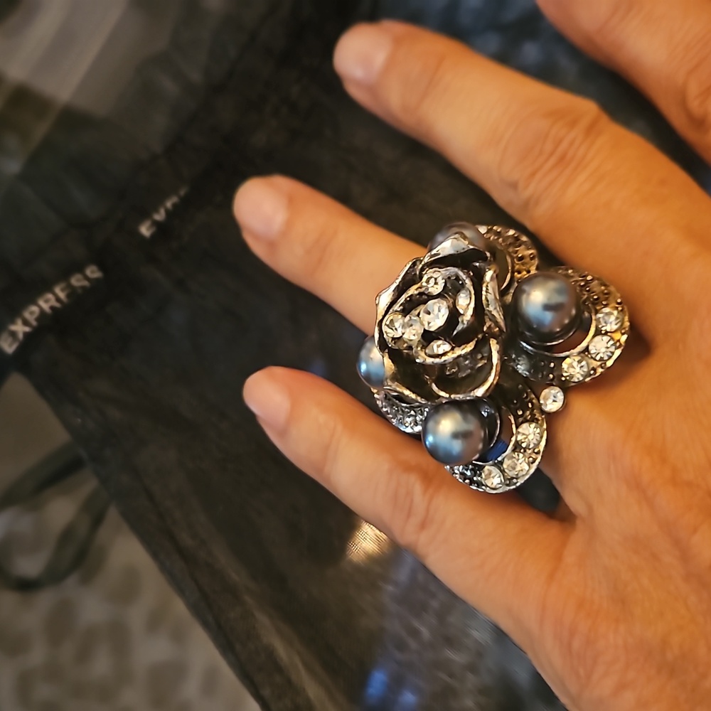 Costume Jewelry Ring w/ Pearl's & Stones.